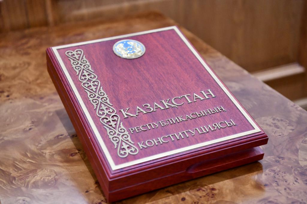 Первая конституция казахстана. Конституция РК. День Конституции РК. Картинки Конституция Республики Казахстан. Конституция.