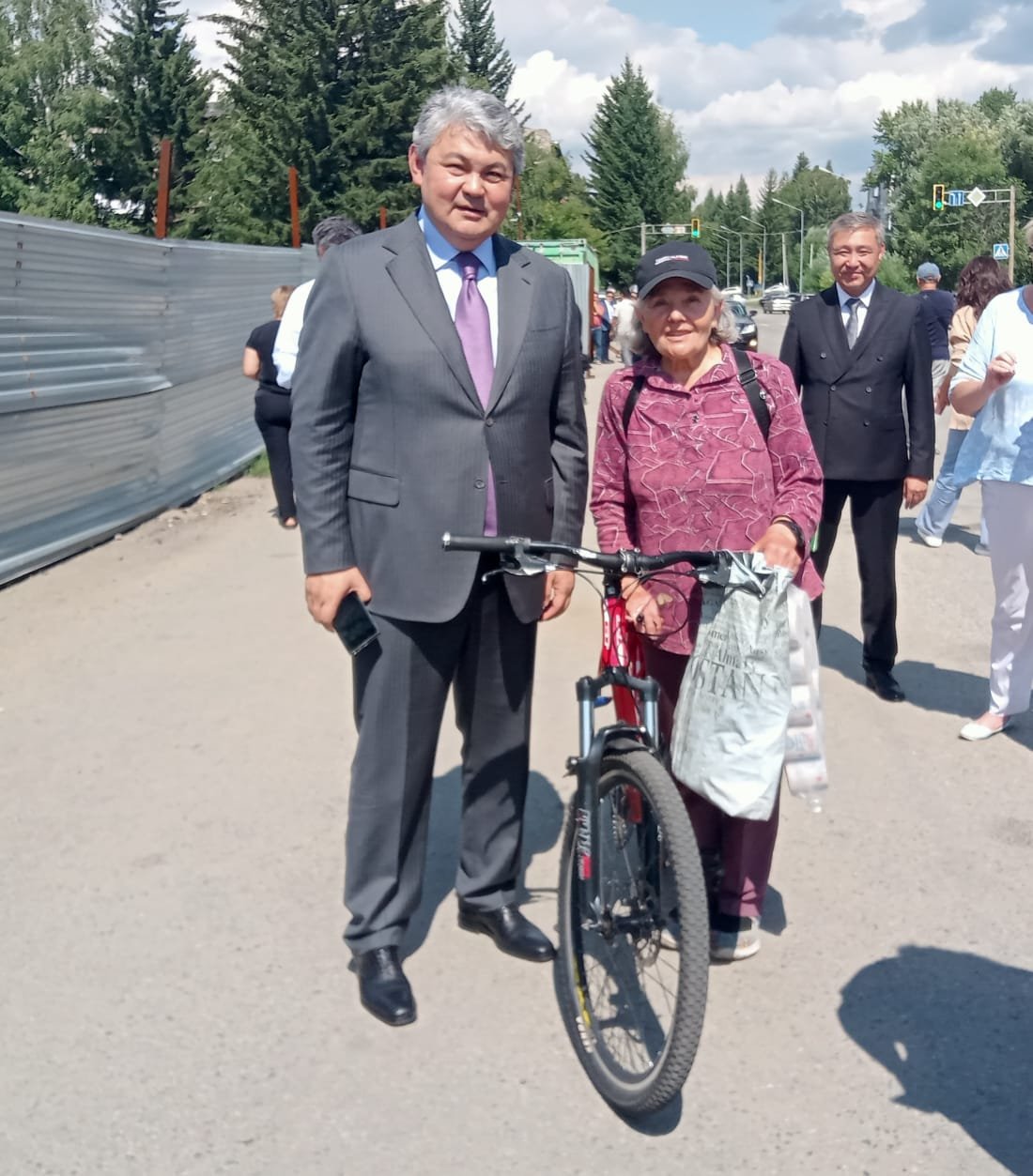 Бабушка гналась за акимом ВКО на велосипеде, чтобы задать вопрос про  автобусы