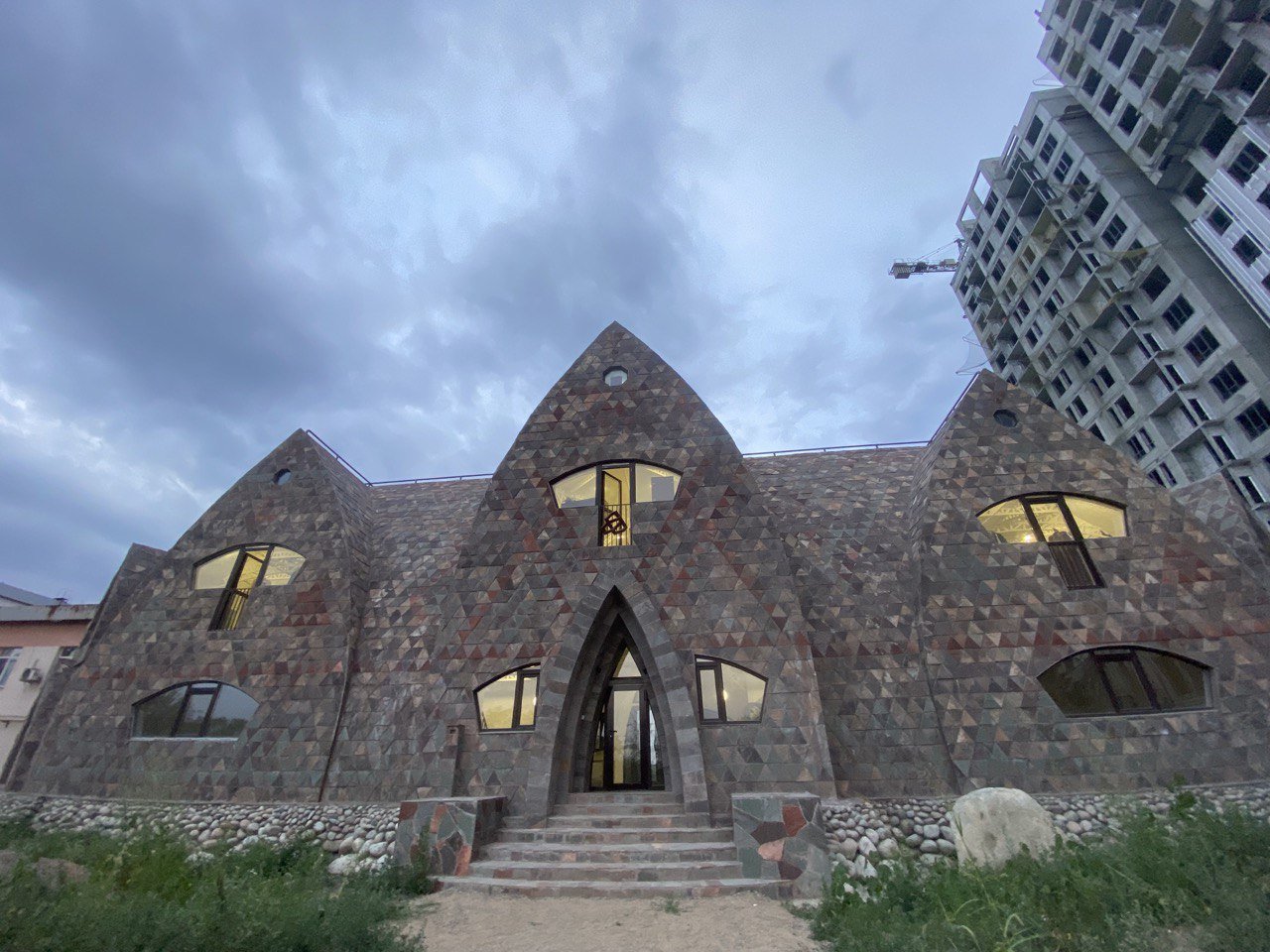 Ð·Ð´Ð°Ð½Ð¸Ðµ Ð¼Ð°ÑÑÐµÑÑÐºÐ¾Ð¹ Ð¡Ð°ÐºÐµÐ½Ð° ÐÐ°ÑÑÐ½Ð¾Ð²Ð° Ð² ÐÐ»Ð¼Ð°ÑÑ, ÑÐ¾ÑÐ¾ Orda.kz