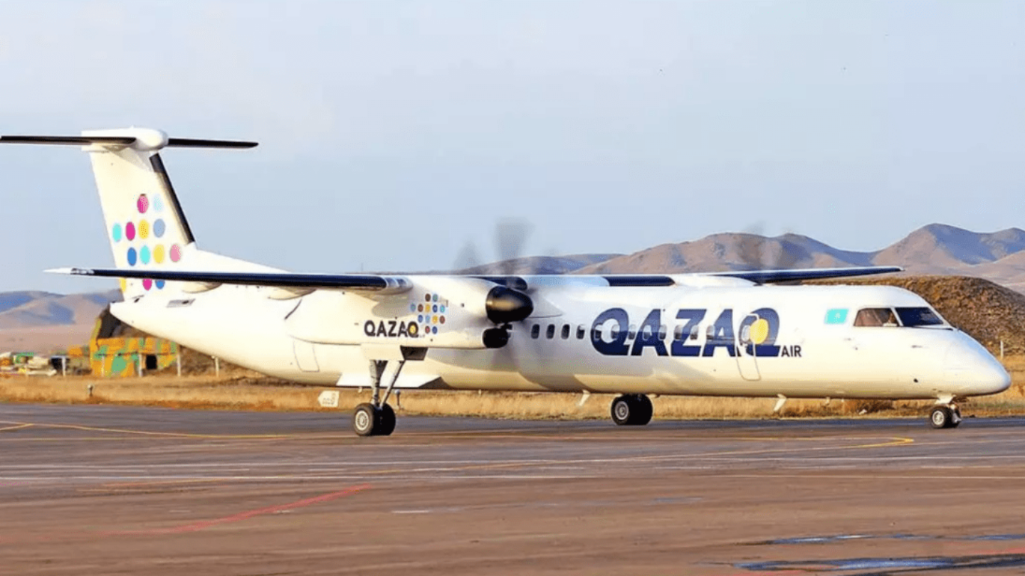 Qazaqair. Qazaq Air. Казак Эйр самолеты. DHC 8-q400. Бомбардье самолет Qazaq Air.