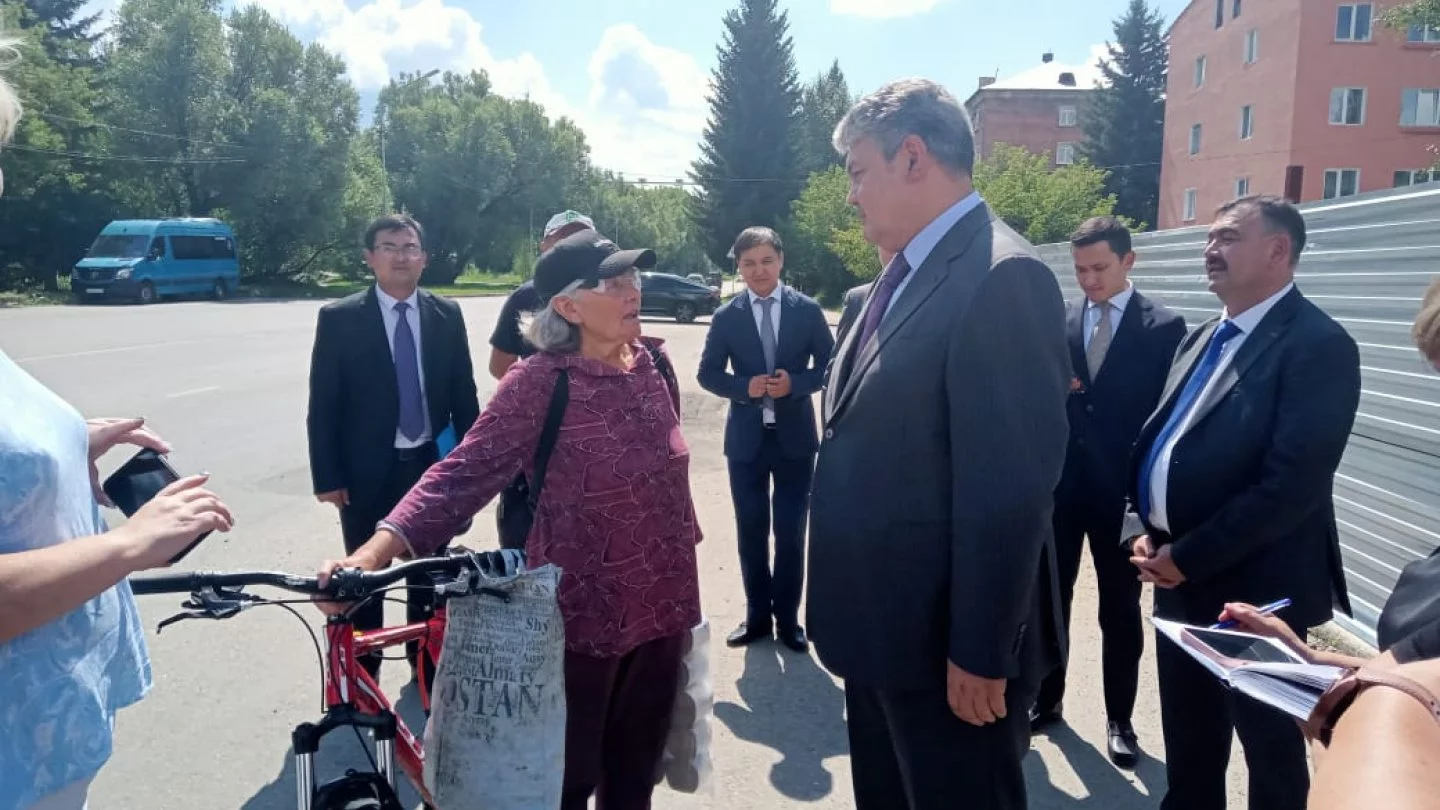 Бабушка гналась за акимом ВКО на велосипеде, чтобы задать вопрос про  автобусы