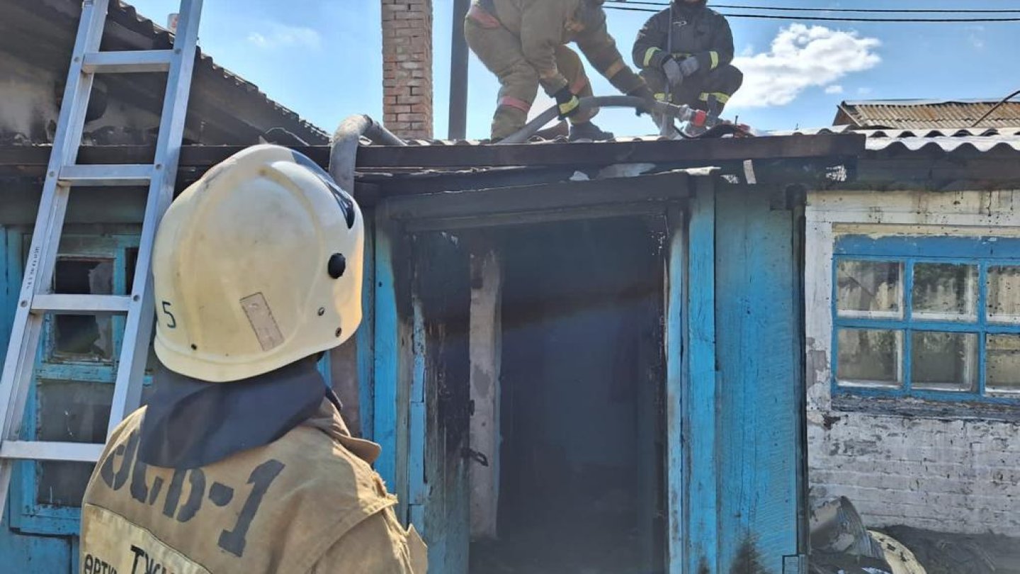 Пожарный до приезда коллег спас из горящего дома женщину в Костанае