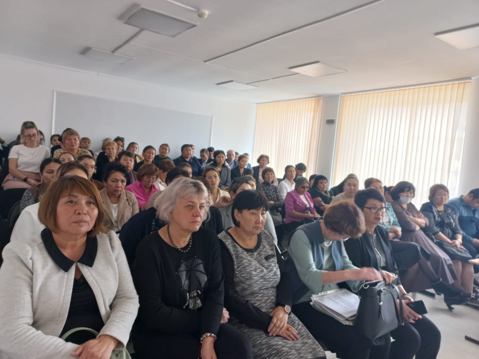 Возмущены до предела: учителя и дети встали на защиту директора школы в  Астане, где ребенок упал с лестницы