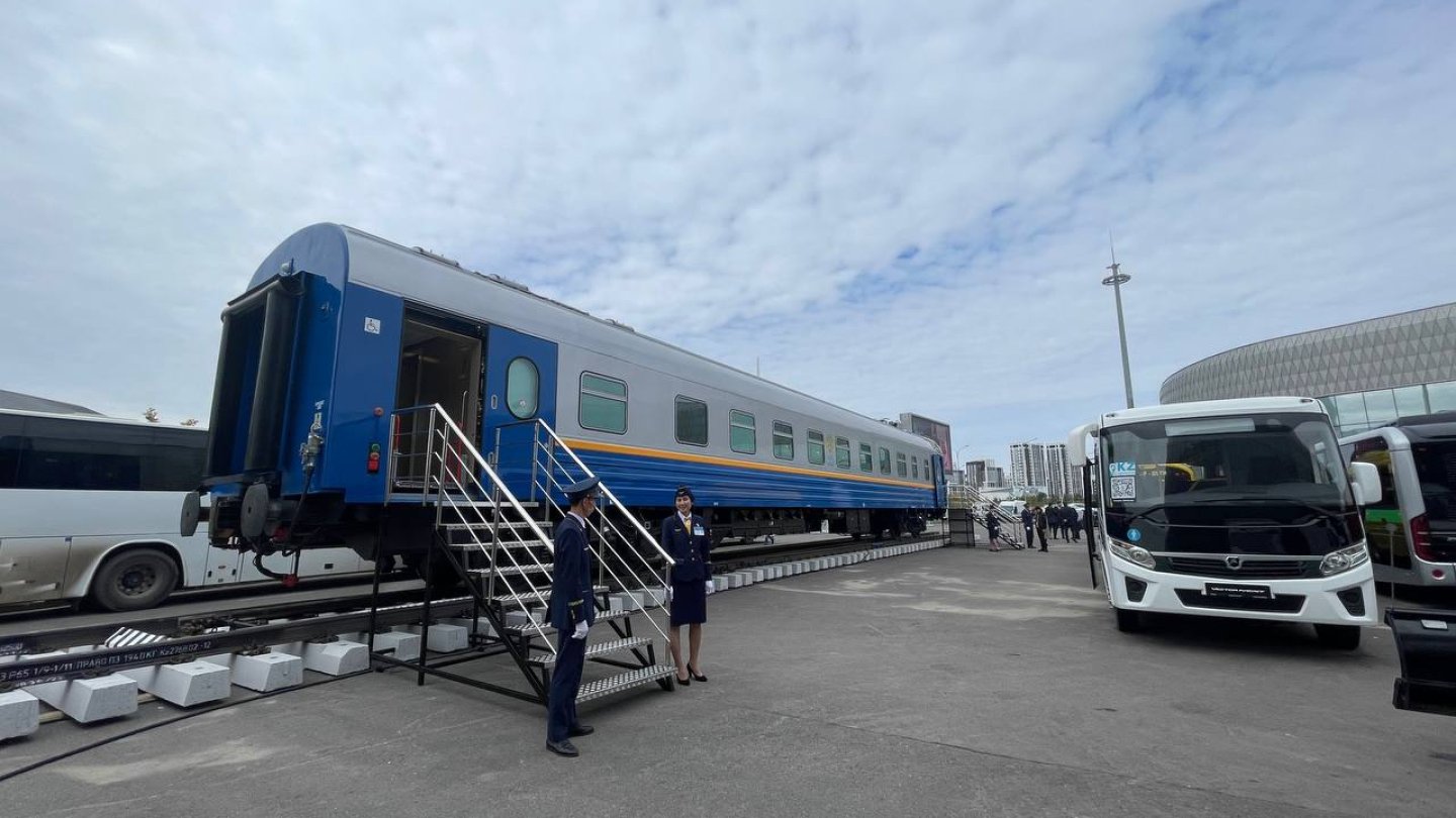 Пассажир погладил школьницу по ноге в вагоне метро в Петербурге