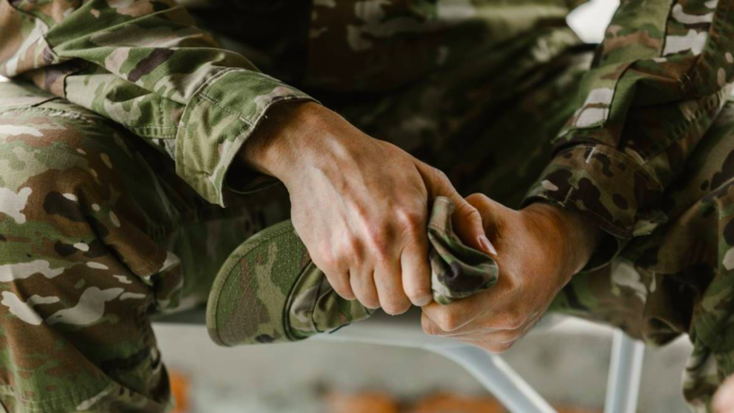 Солдата без. Солдат срочник. Военнослужащий без лица. Служи солдат.