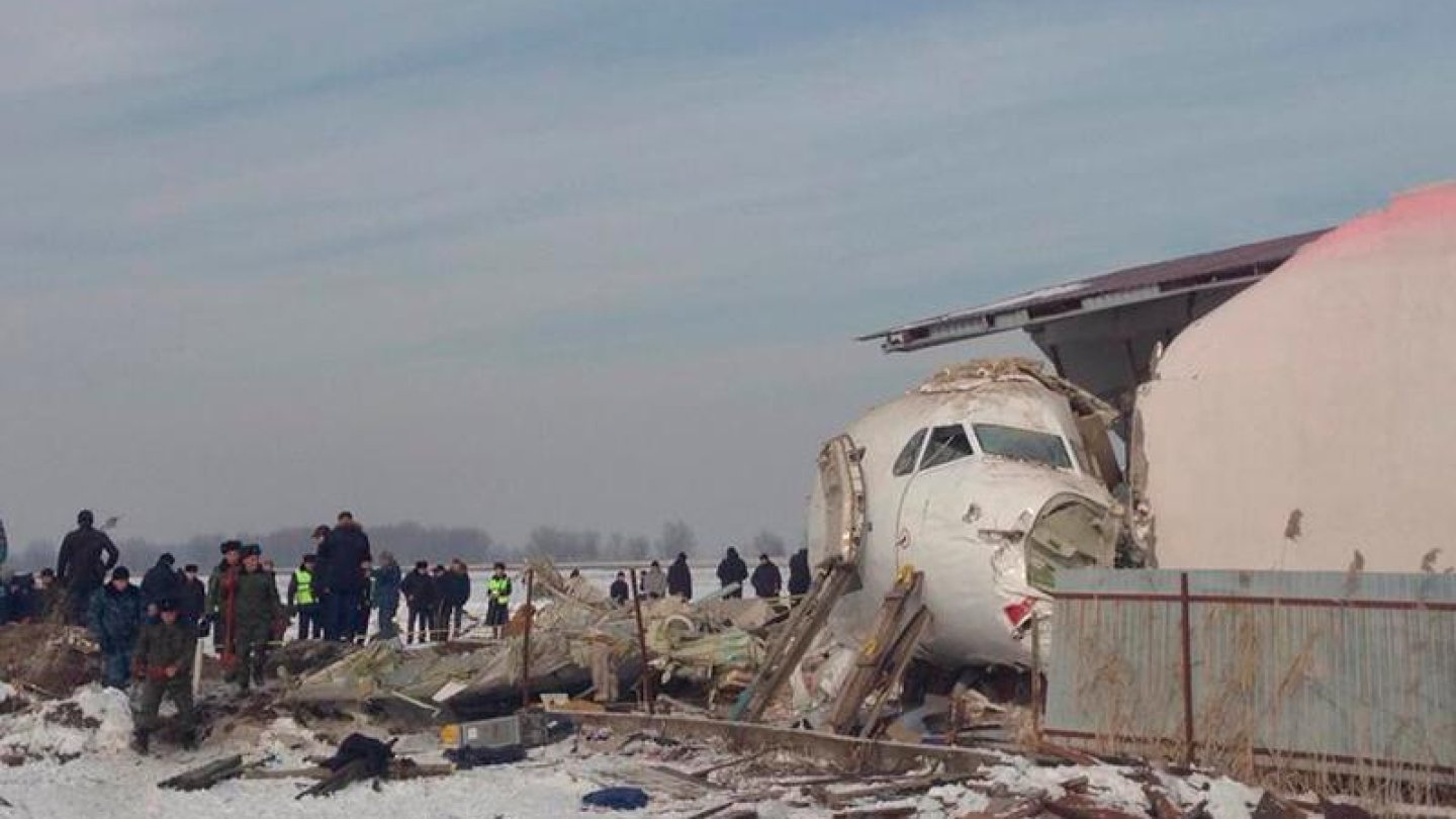 Бек эйр крушение алматы. Катастрофа под алма аты. Крушение самолёта в казани в 2013. Самолет казахстан. Катастрофа crj-200 под алма-атой.