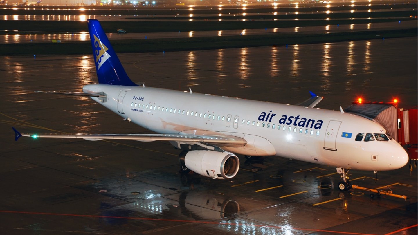 В астану летает. Самолёт Airbus a320. A320 Air Astana. Air Astana самолеты. Airbus a320 Air Astana.
