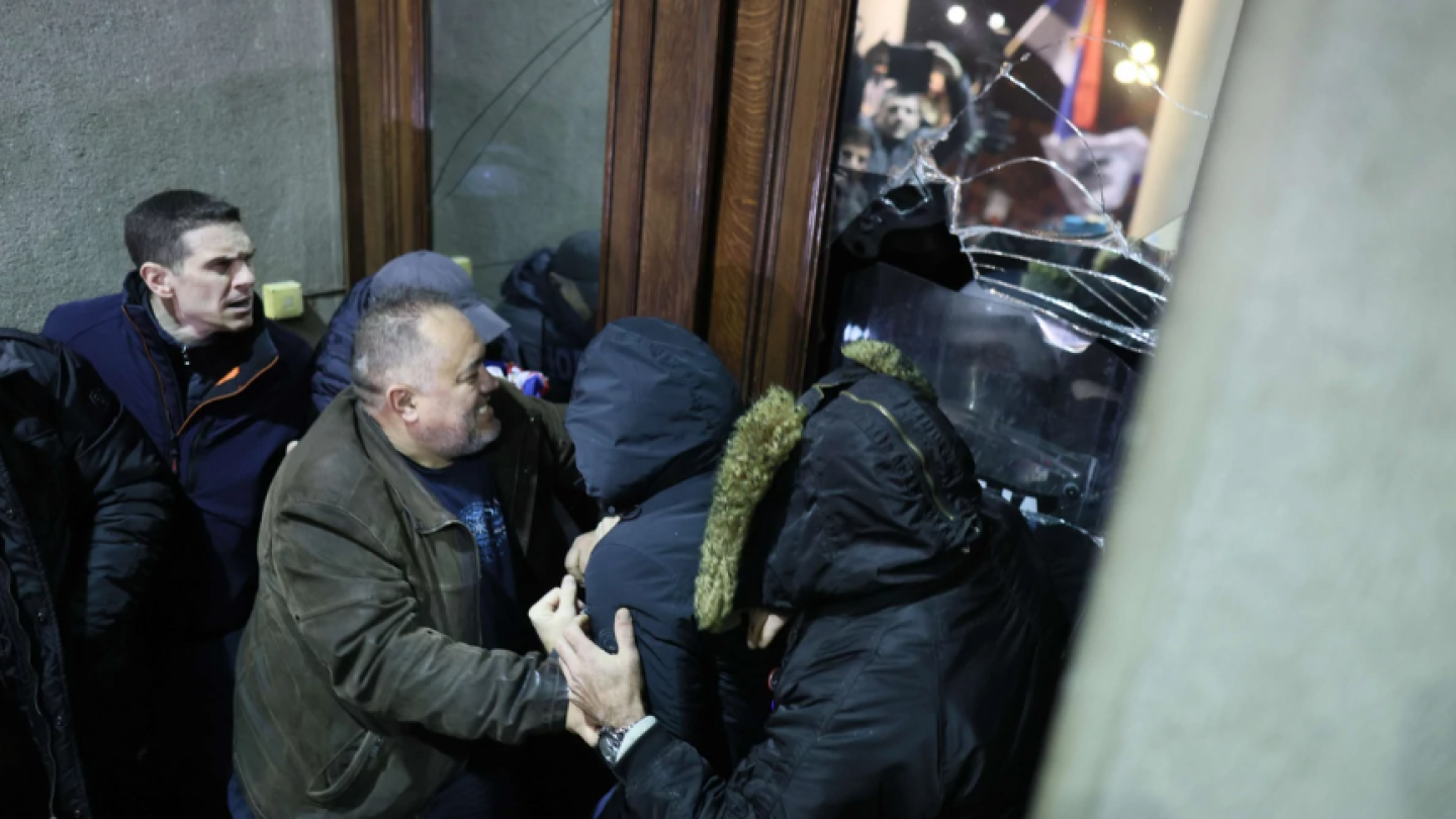 Центр Белграда охватили беспорядки