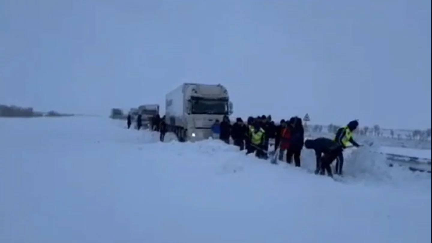 В Карагандинской области на трассе застряли более 1,3 тысячи авто