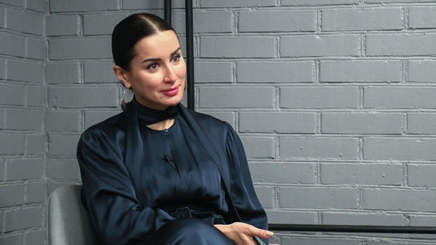 Транс құлдық порно Қысқа юбка киген стриптиз студенттерінің суреттері