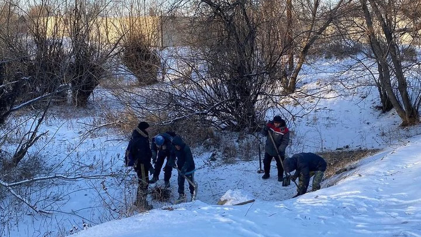 В Семее спасателям удалось спасти дома от подтопления