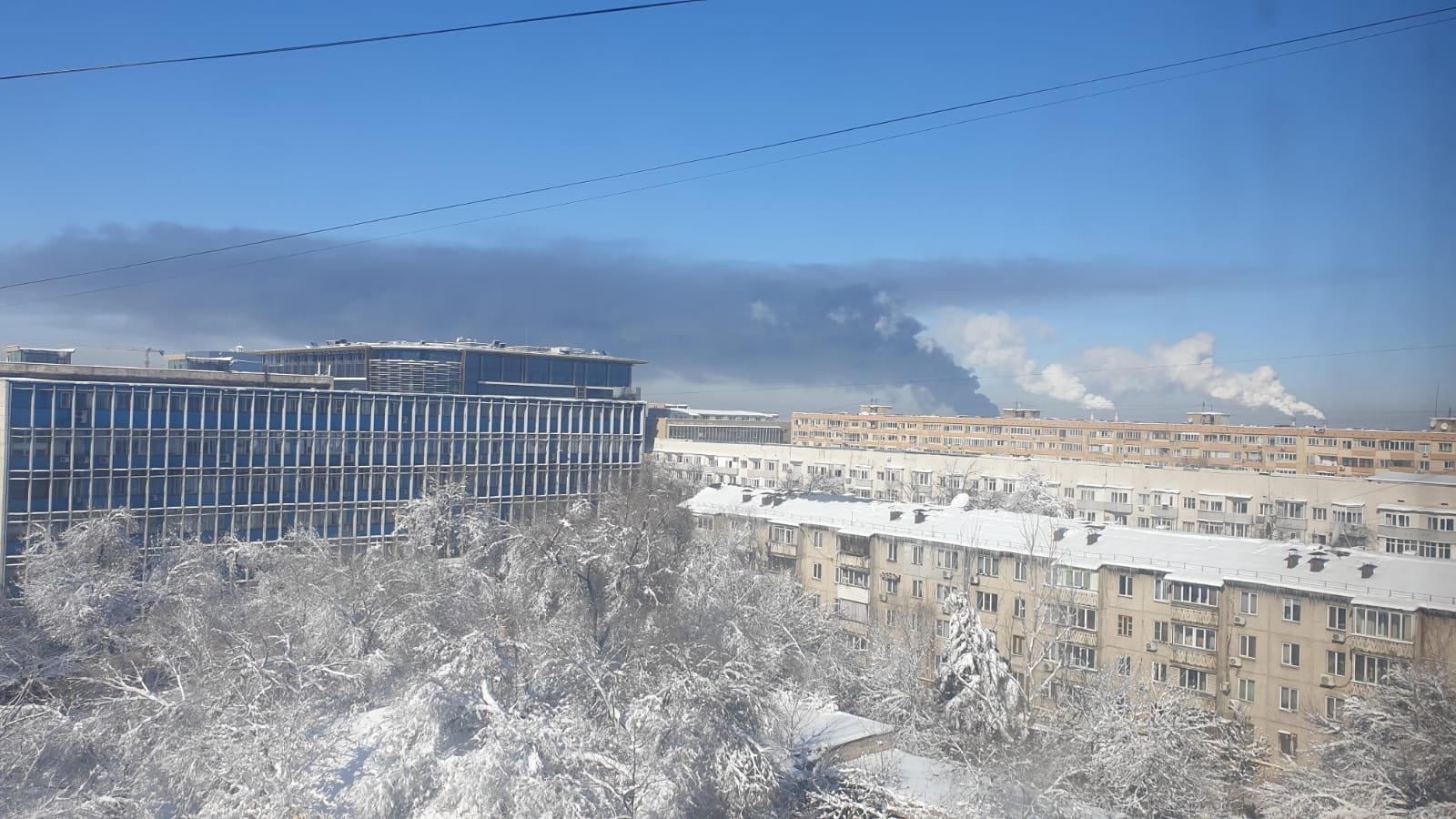 В Алматы загорелся склад на барахолке