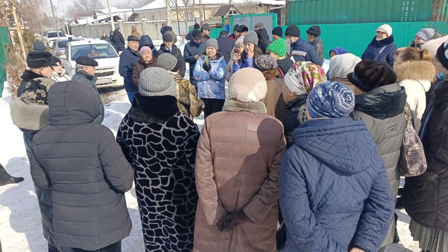 «Оставьте нашу улицу в покое!» — алматинцы вышли на митинг