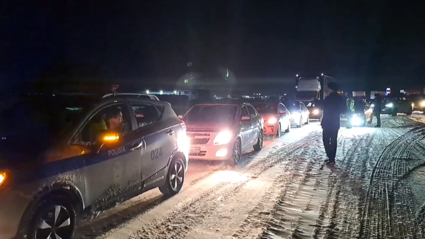 В Карагандинской области за ночь полицейские сопроводили по закрытой трассе  около тысячи автомобилей