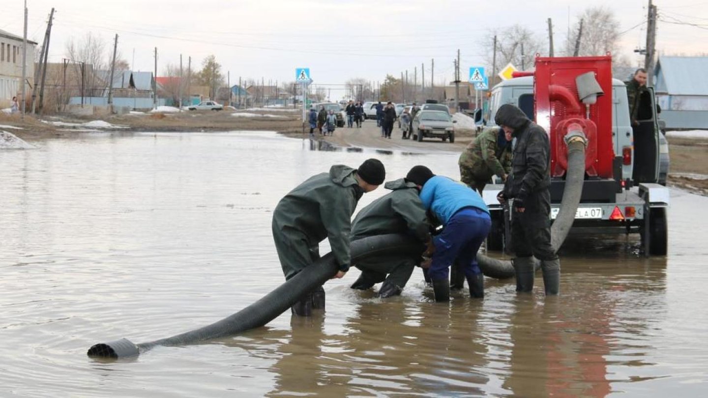Затопило ли казахстан. Паводок. Казахстан паводки. Наводнениями (паводками);МЧС. Весенний паводок.