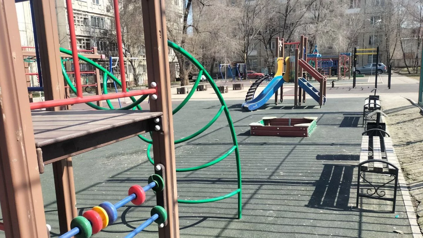 Детские площадки Алматы: развлекают или калечат?