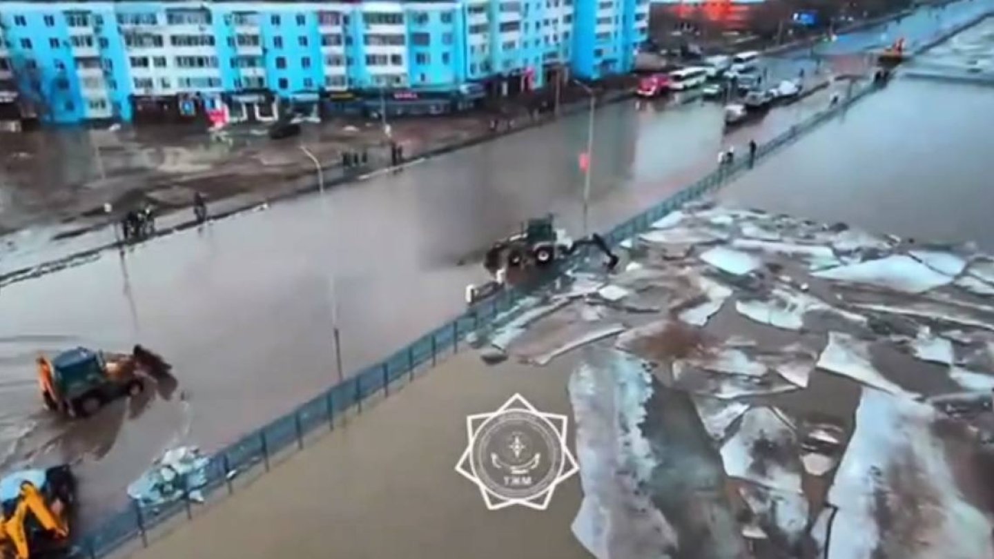 Мост в Актобе затопило водой, которую предположительно откачали из аэропорта