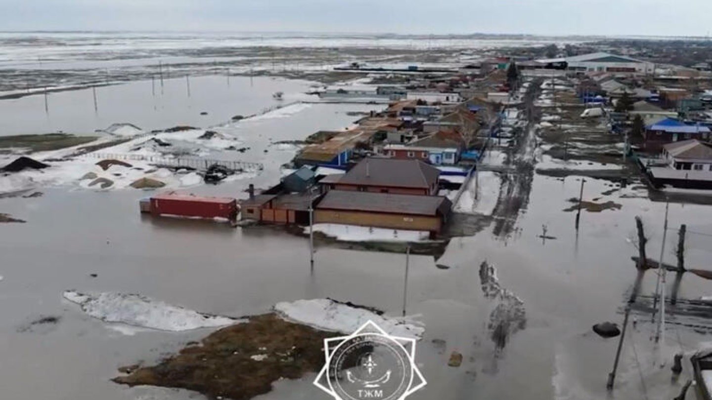 Вода прибывает — трупы всплывают: в Кульсары паводком смыло кладбище