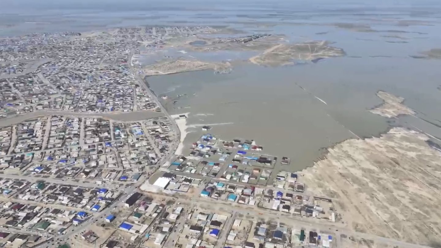 Атырау может уйти под воду, предупреждают власти