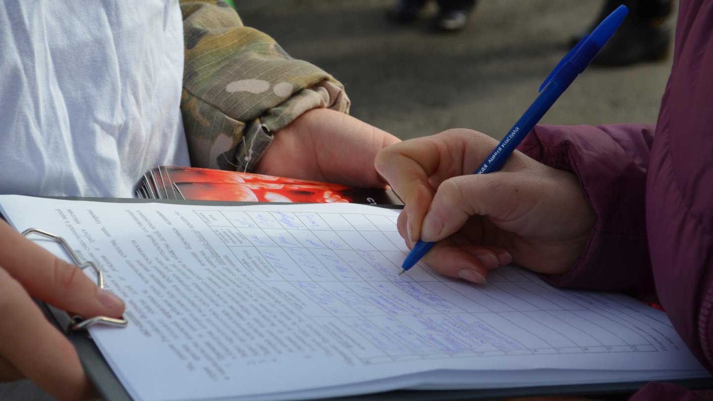 Собирает подписи. Сбор подписей. Подписи за кандидатов. Сбор подписей в поддержку выдвижения кандидатов.