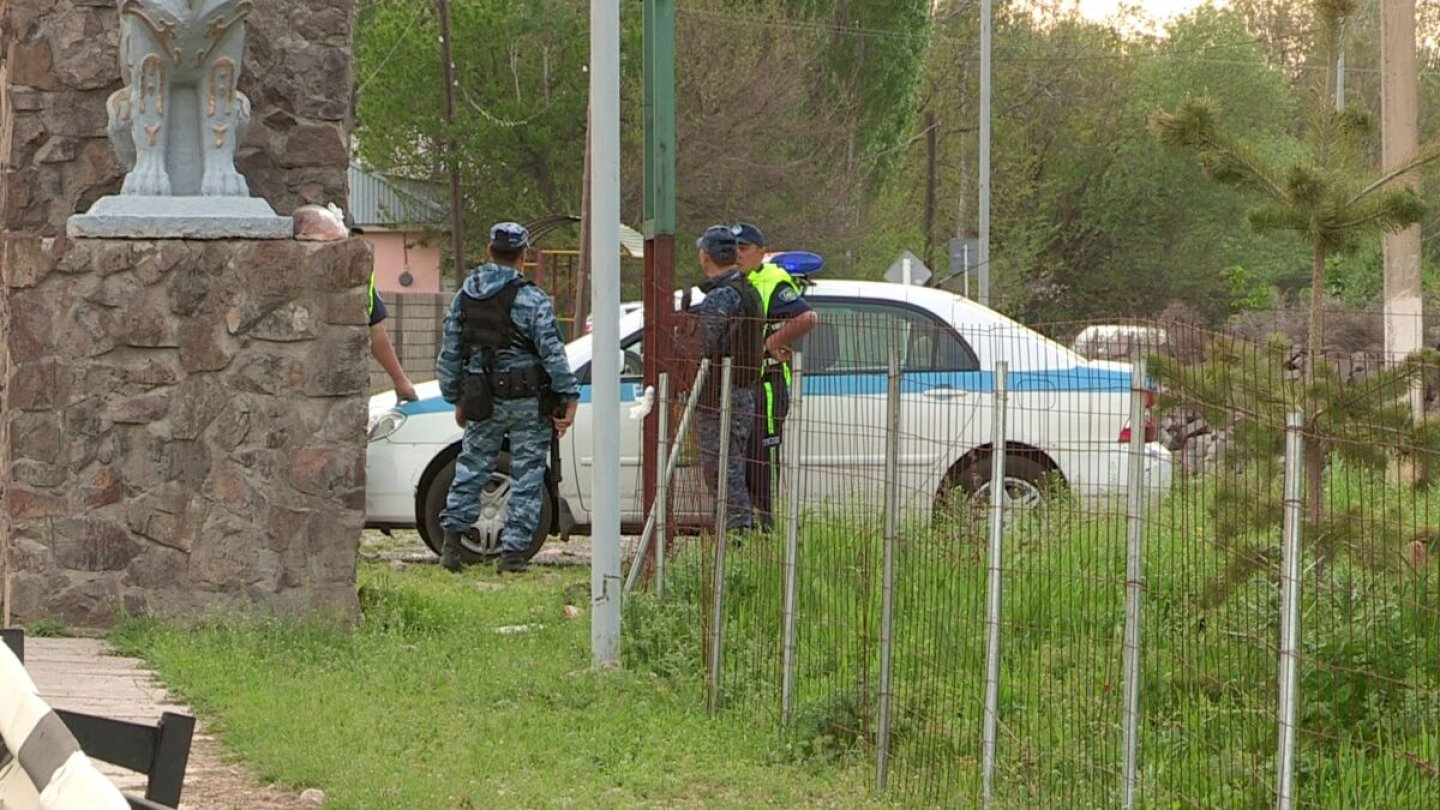 Поджог, бунт сельчан, вмешательство силовиков: что творится в селе  Загамбар, где изнасиловали школьницу