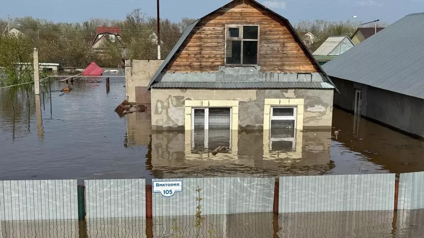 Аким Уральска встретился с жителями затопленных дач