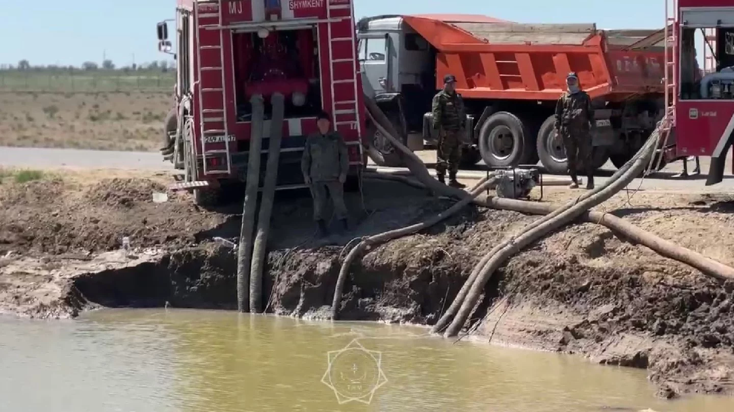 Около 500 тысяч тонн воды откачали в селе Жалгансай