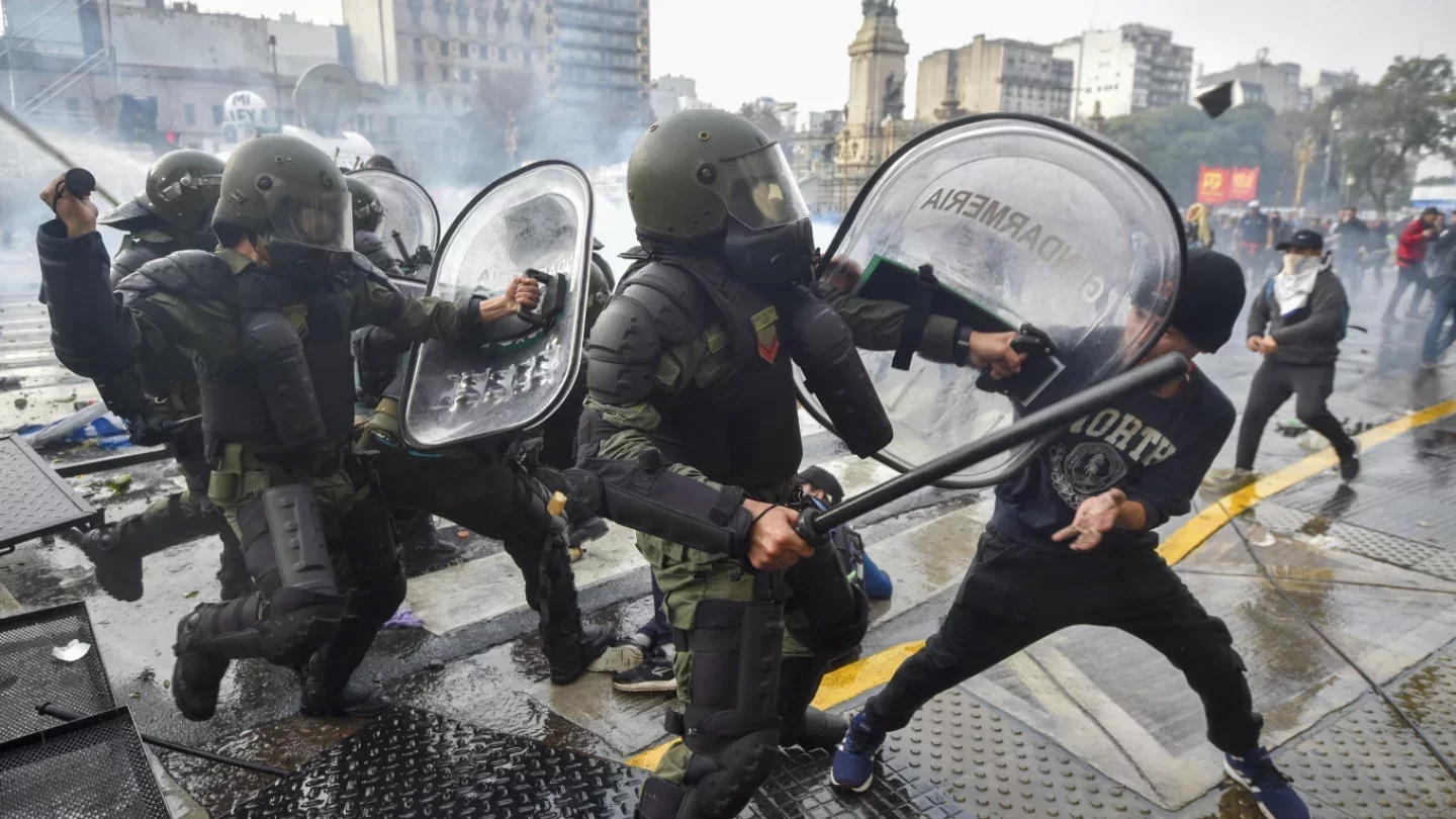 В столице Аргентины снова вспыхнули протесты против реформ президента  Хавьера Милея