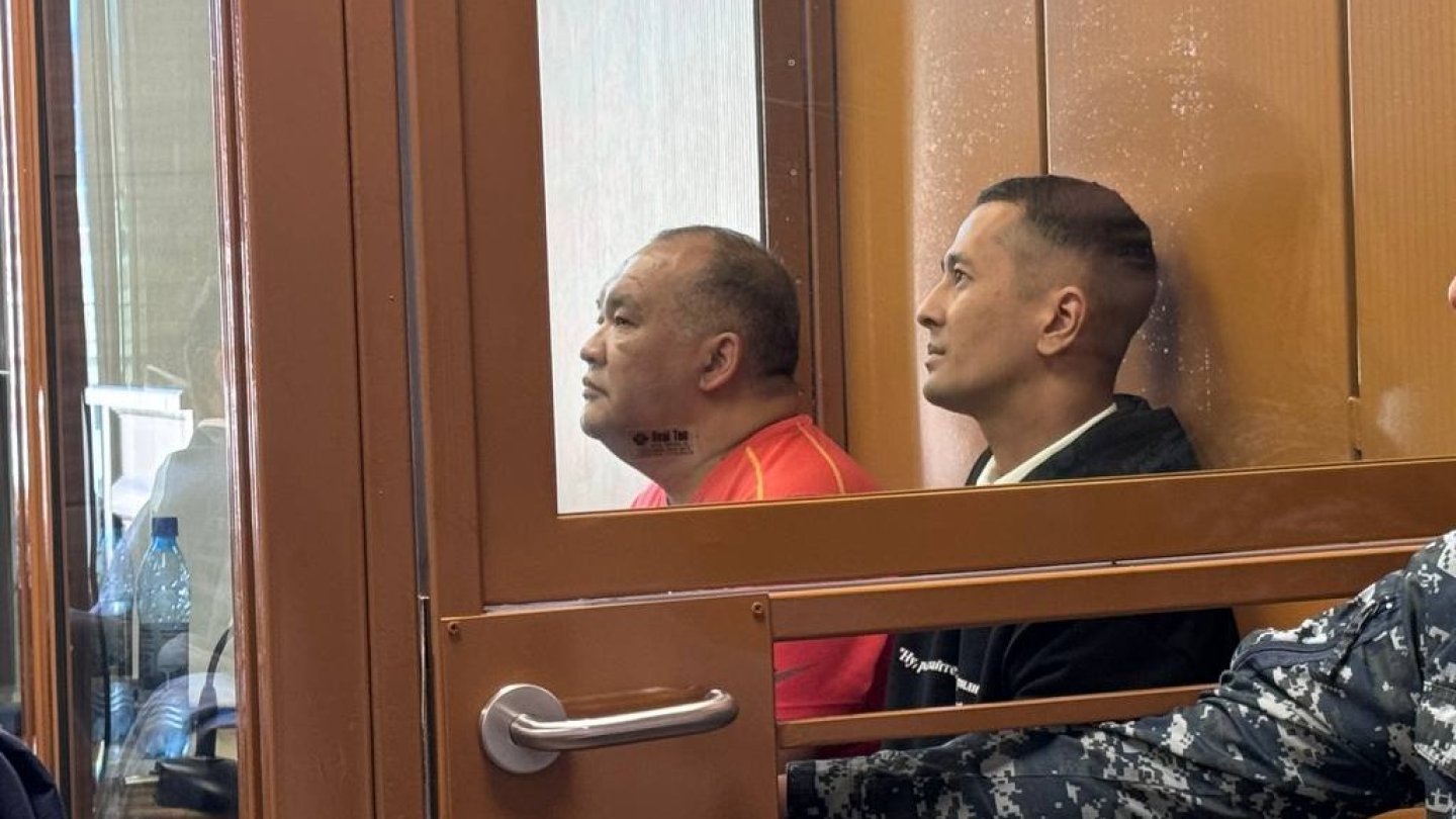 Қара жігіттің әйелін сиқыған порнографиясын қараңыз