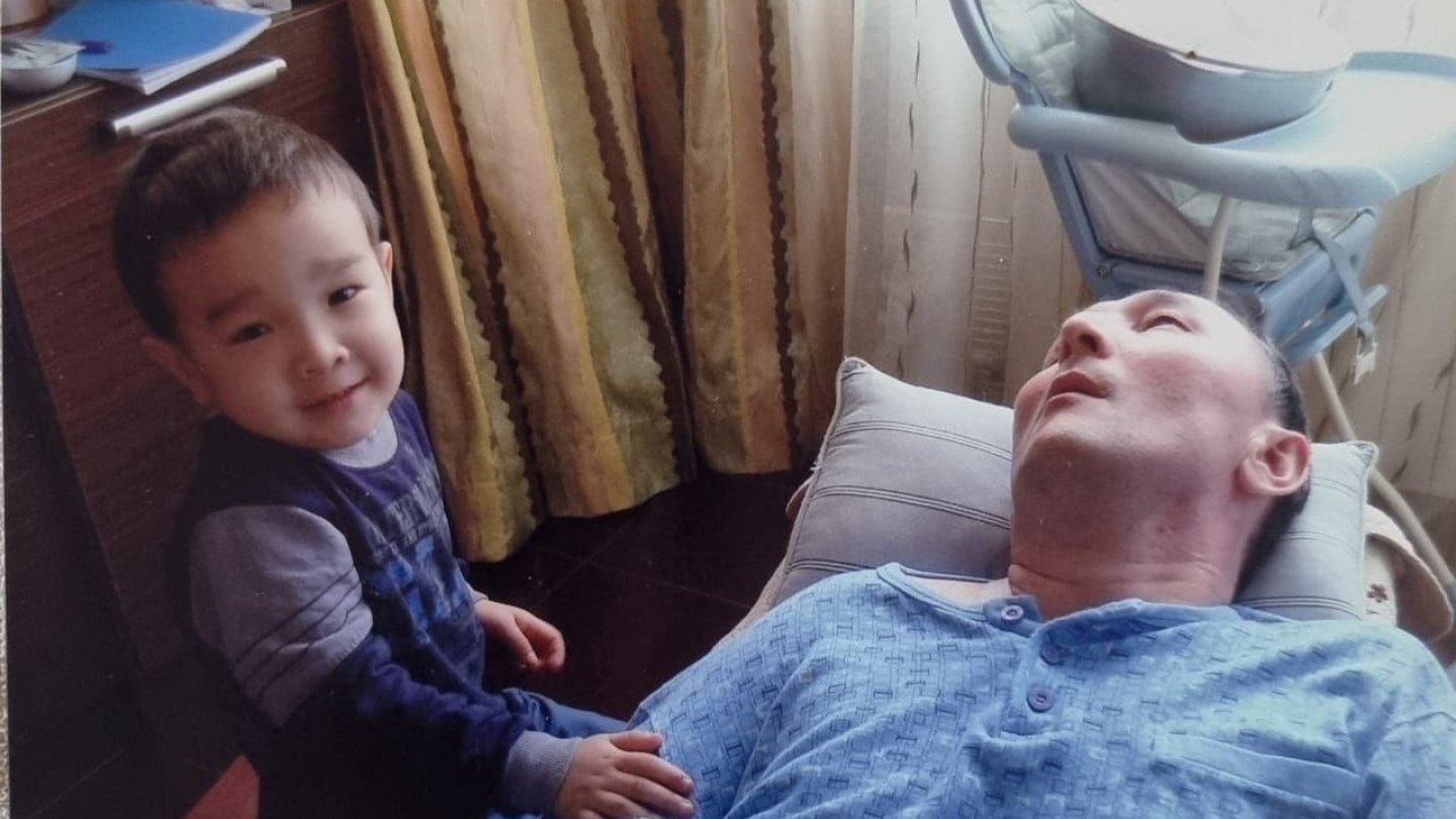 13 лет прикован к постели: как живёт семья полицейского, которого в ...