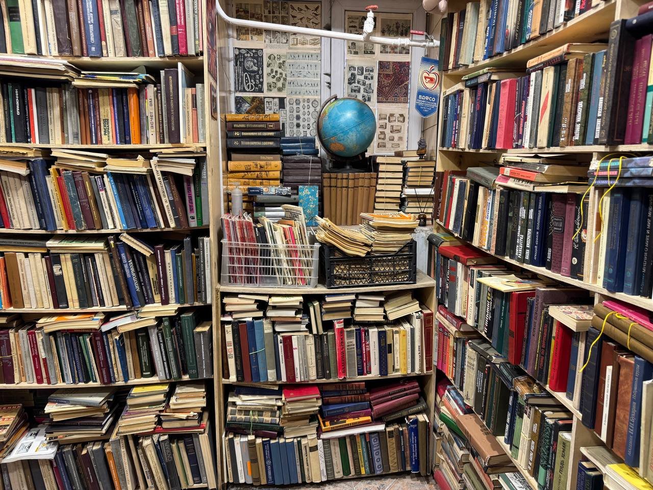 ÐÑÐµÑ ÐÑÐµÐ½Ð¸Ð¸ Ð·Ð°Ð½Ð¸Ð¼Ð°ÐµÑÑÑ Ð·Ð°ÐºÑÐ¿ÐºÐ¾Ð¹ ÐºÐ½Ð¸Ð³, ÑÐ°Ð¼Ð° Ð´ÐµÐ²ÑÑÐºÐ° Ð¾ÑÐ²ÐµÑÐ°ÐµÑ Ð·Ð° Ð¿ÑÐ¾Ð´Ð°Ð¶Ð¸ Ð¸ ÑÐ¾ÑÑÐµÑÐ¸