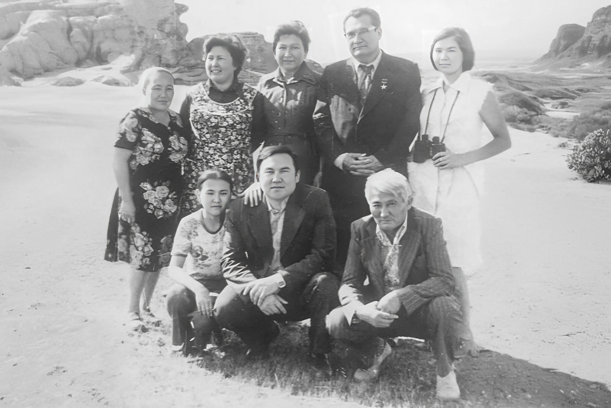 ФоÑогÑаÑиÑ, ÑÐ´ÐµÐ»Ð°Ð½Ð½Ð°Ñ Ð² 1970-Ñ
годаÑ
в ÐаÑнаÑле: ÐÑÑÑÑлÑан и СаÑа ÐазаÑÐ±Ð°ÐµÐ²Ñ Ð² гоÑÑÑÑ
Ñ ÑемÑи Ðлина ЫÑкака, ÑÑдом академик ÐбÑÐ»ÐºÐ°Ñ Ð¡Ð°Ð³Ñнов. ФоÑо из аÑÑ
ива жиÑÐµÐ»Ñ Ðавлова ÐаÑлеÑа ÐакаÑÑÑнова.
