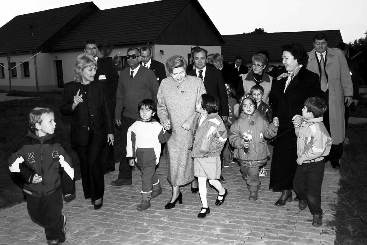 СаÑа ÐазаÑбаева Ñ Ð¿ÑедÑÑавиÑелÑми оÑганизаÑии SOS Kinderdorf International (ÐÑнÑ
ен).