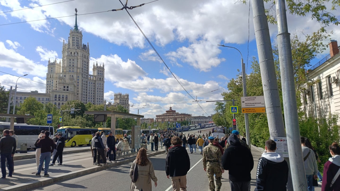  Связанные девушки на улице 