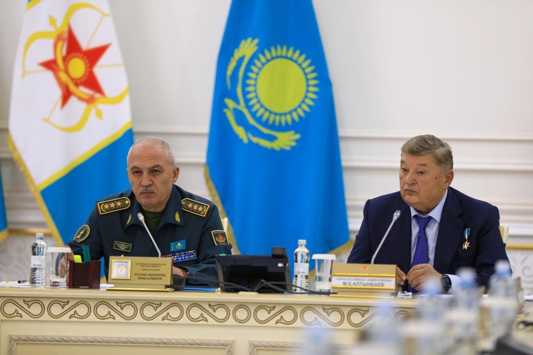 ÐйÑÑлÑан ÐазаÑбаев в бÑиÑанÑкой ÐоÑолевÑкой военной академии СандÑ
еÑÑÑ, 2010 год. ФоÑо Ñо ÑÑÑаниÑÑ Ð¸Ð½ÑÑагÑам ÐÑÑали Ðлиева