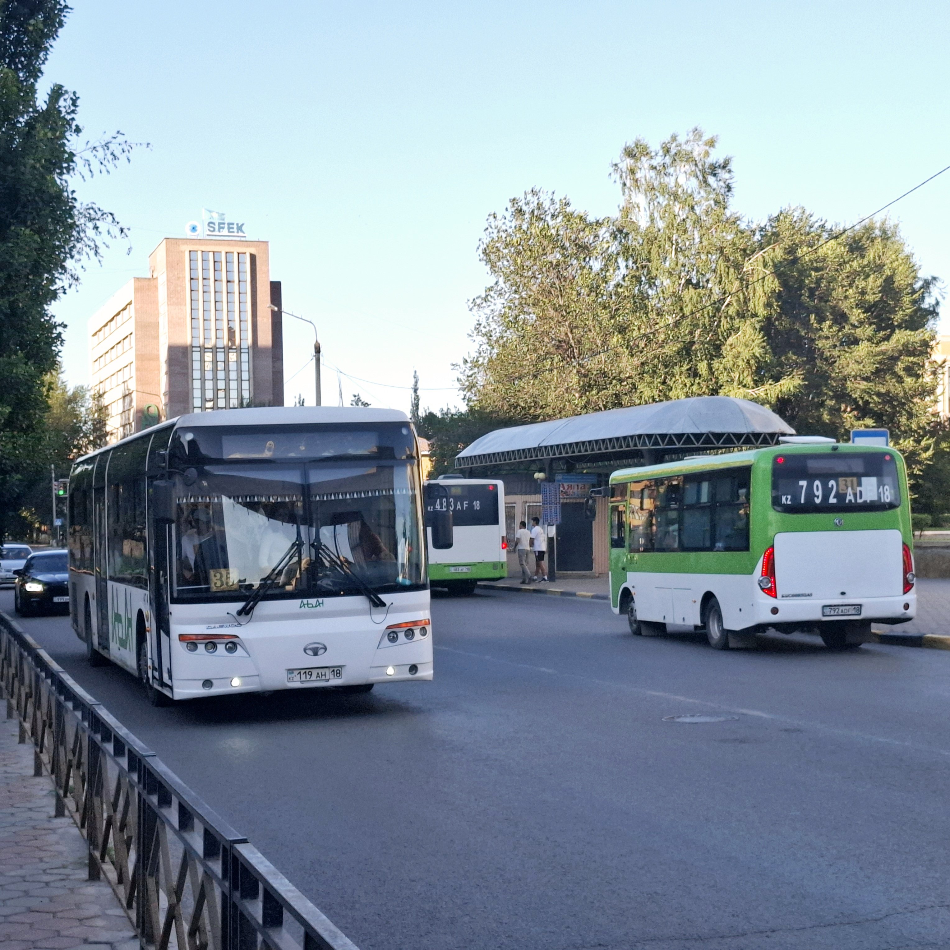 ÐÐ´Ð¸Ð½ Ð¸Ð· Ð¼Ð°Ð»ÑÑ Ð°Ð²ÑÐ¾Ð±ÑÑÐ¾Ð², Ð¿ÐµÑÐµÐ²Ð¾Ð·ÑÑÐ¸Ñ Ð¿Ð°ÑÑÐ°Ð¶Ð¸ÑÐ¾Ð² Ð² Ð¡ÐµÐ¼ÐµÐµ.