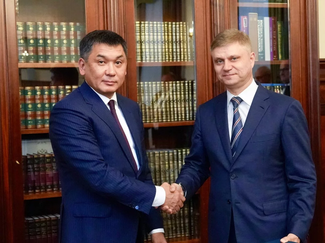 Ол қонаққа келді және жопты күштеп трахает етті.