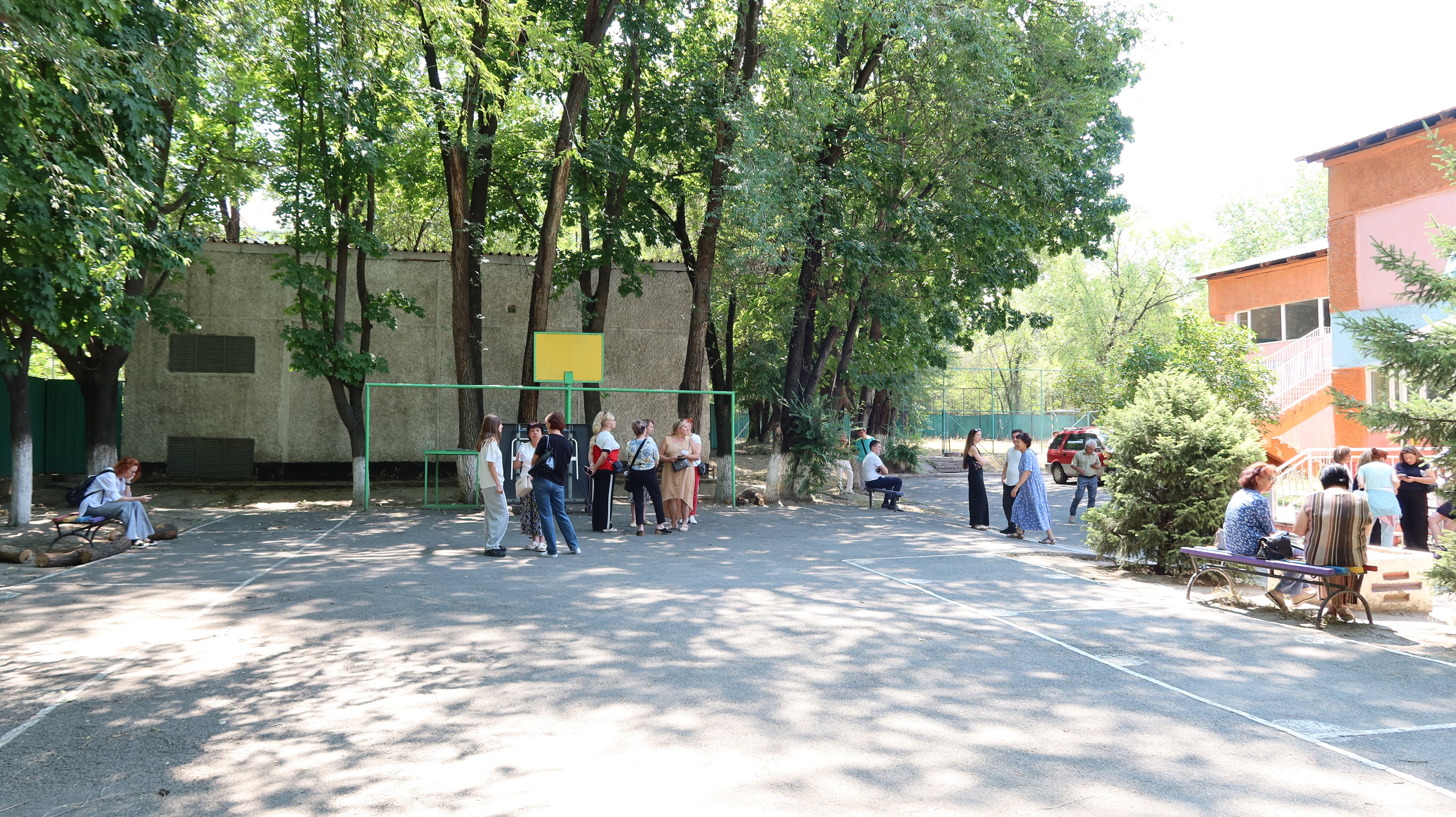 Ð Ð¾Ð´Ð¸ÑÐµÐ»Ð¸ Ð¿ÑÐ¸ÑÐ»Ð¸ Ðº ÑÐºÐ¾Ð»Ðµ, ÑÑÐ¾Ð±Ñ Ð½Ðµ Ð´Ð°ÑÑ ÑÑÐ´ÐµÐ±Ð½ÑÐ¼ Ð¿ÑÐ¸ÑÑÐ°Ð²Ð°Ð¼ Ð·Ð°Ð±ÑÐ°ÑÑ Ð·Ð´Ð°Ð½Ð¸Ðµ. Ð¤Ð¾ÑÐ¾: Orda.kz, ÐÐ»ÐµÐºÑÐ°Ð½Ð´ÑÐ° ÐÐ¾ÑÐ¸ÑÐµÐ²Ð°
