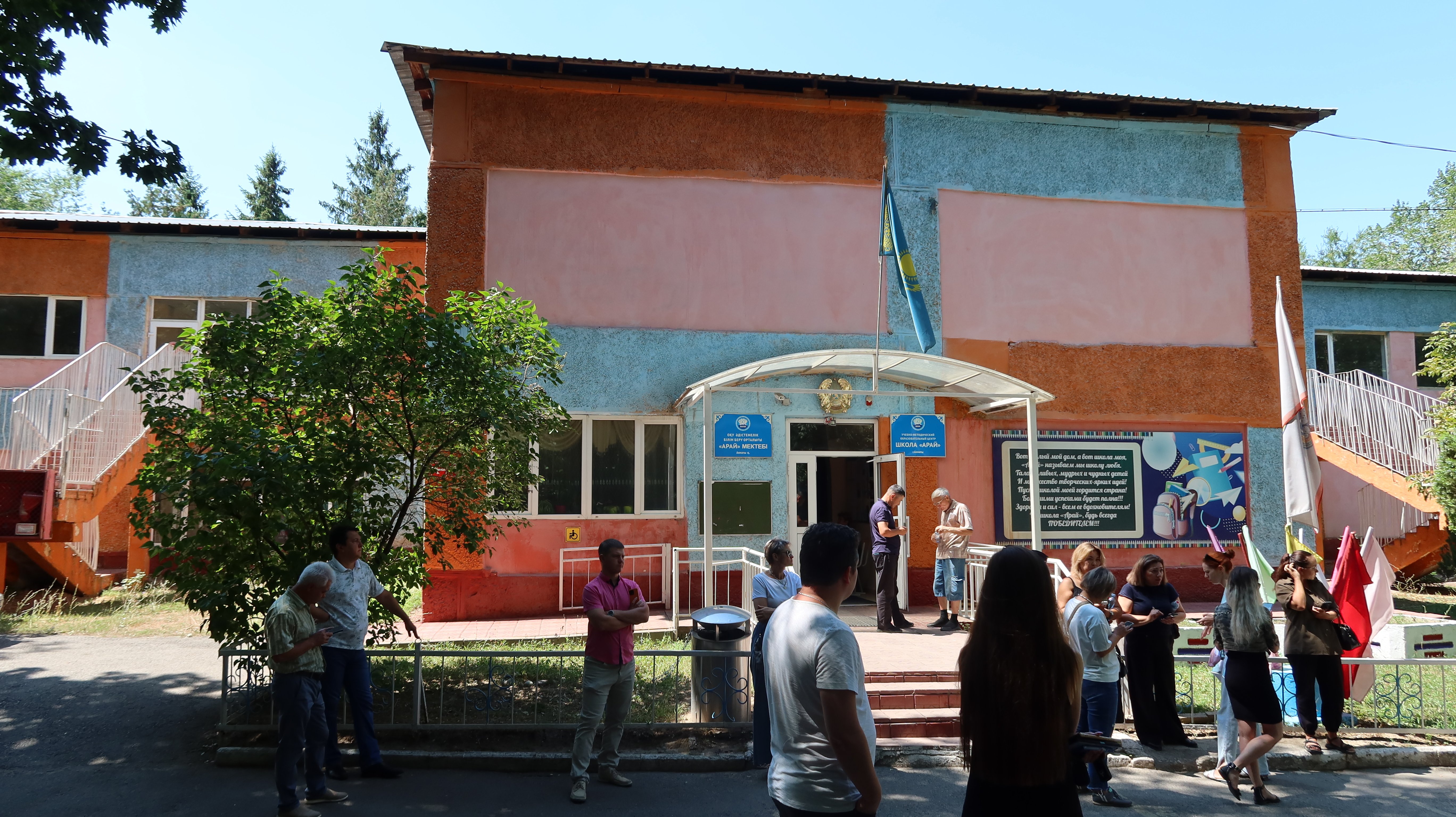 Ð Ð¾Ð´Ð¸ÑÐµÐ»Ð¸ Ð¿ÑÐ¸ÑÐ»Ð¸ Ðº ÑÐºÐ¾Ð»Ðµ, ÑÑÐ¾Ð±Ñ Ð½Ðµ Ð´Ð°ÑÑ ÑÑÐ´ÐµÐ±Ð½ÑÐ¼ Ð¿ÑÐ¸ÑÑÐ°Ð²Ð°Ð¼ Ð·Ð°Ð±ÑÐ°ÑÑ Ð·Ð´Ð°Ð½Ð¸Ðµ. Ð¤Ð¾ÑÐ¾: Orda.kz, ÐÐ»ÐµÐºÑÐ°Ð½Ð´ÑÐ° ÐÐ¾ÑÐ¸ÑÐµÐ²Ð°