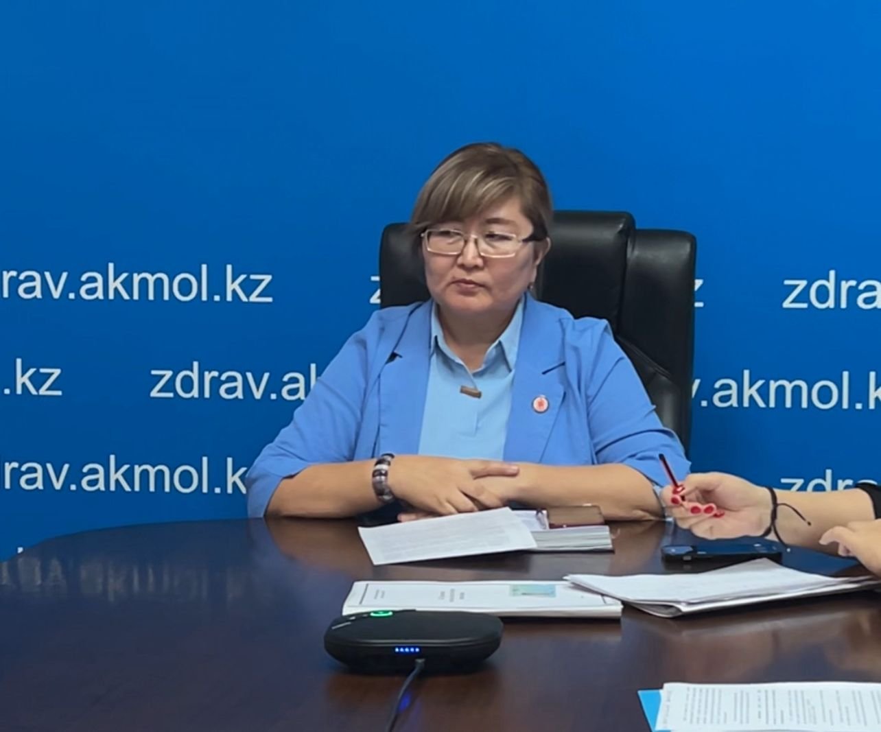 Үлкен қара мүшесінің үстіндегі порно