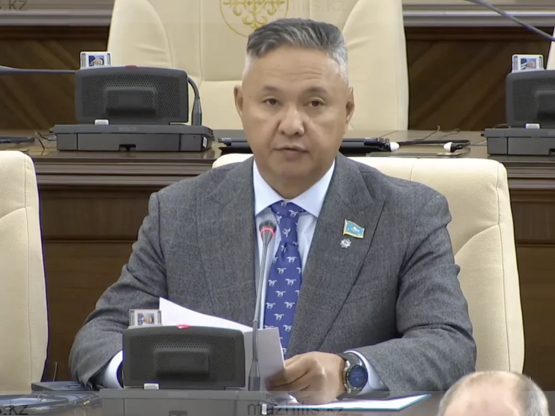 Үштік, 2 еркек, 1 әйел, 1 бейне Жалаңаш леггинстердегі Тайландтың ыстық қызы