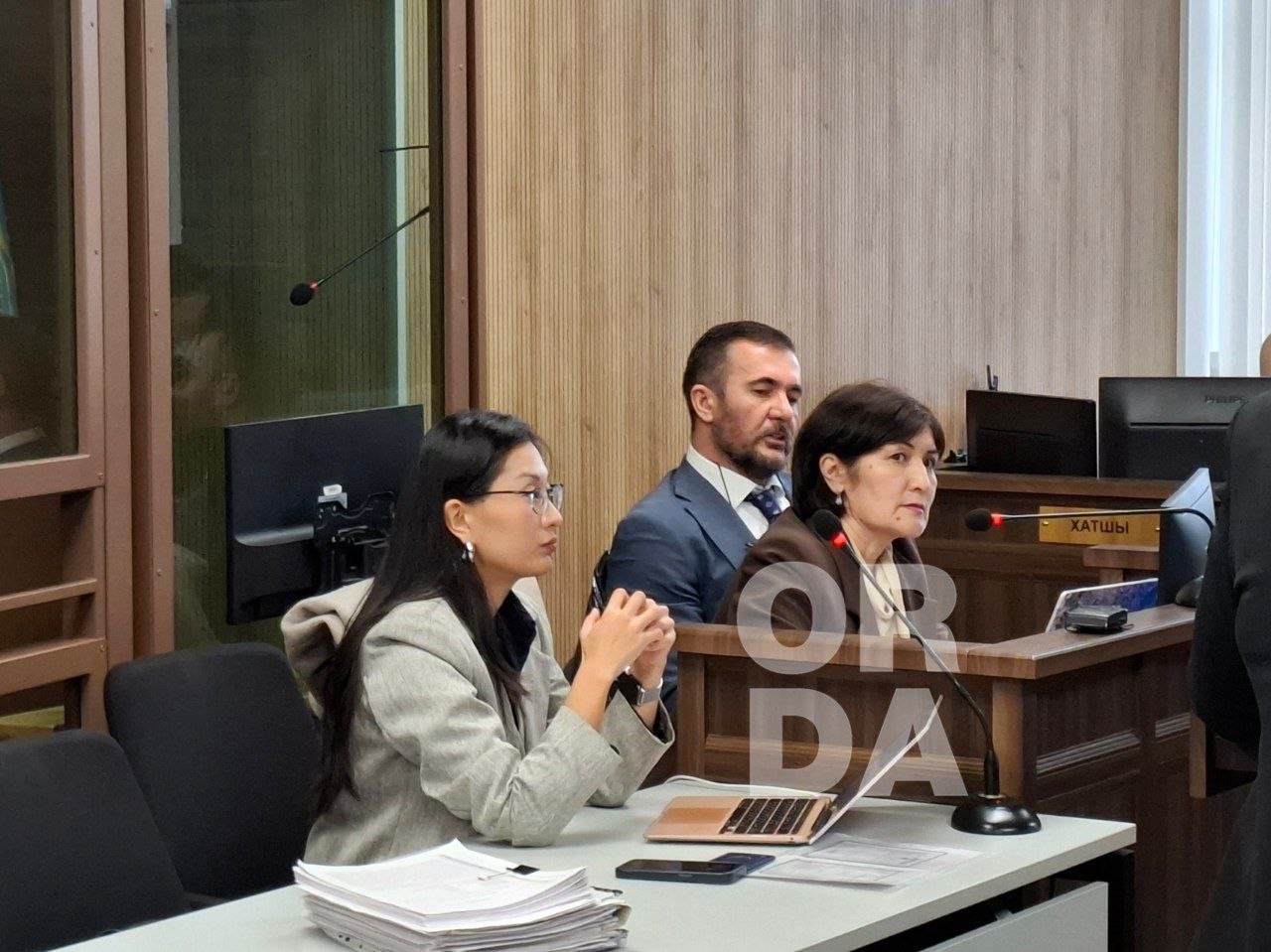 ÐÐµÐºÐ·Ð°Ñ ÐÐµÐ¼ÐµÐ»Ð¾Ð²Ð° (Ñ Ð¼Ð¸ÐºÑÐ¾ÑÐ¾Ð½Ð°) Ð¸ ÐµÑ Ð°Ð´Ð²Ð¾ÐºÐ°ÑÑ, ÑÐ¾ÑÐ¾: Orda.kz