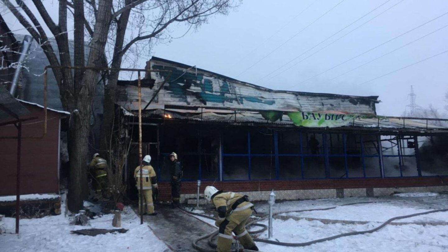 Пожар в спортивном комплексе. Алматы мир пожар. Здание административное горит. Спортивный зал горит. Пожар в Алматы сегодня утром.