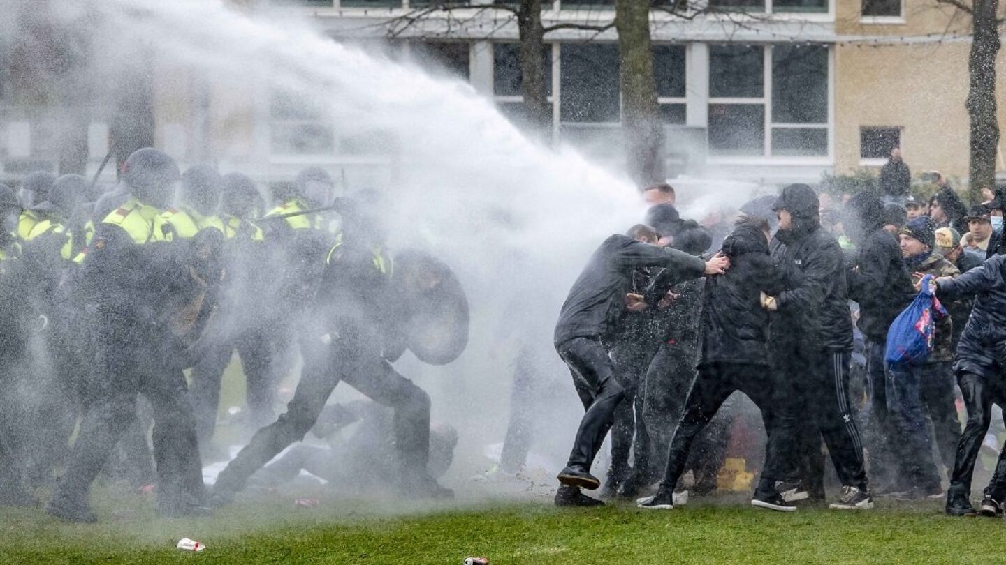Ликвидация массовых беспорядков. Нидерланды разгон протестующих водометом. Нидерланды антиковидные протесты. Беспорядки в Нидерландах. Беспорядки в Амстердаме.
