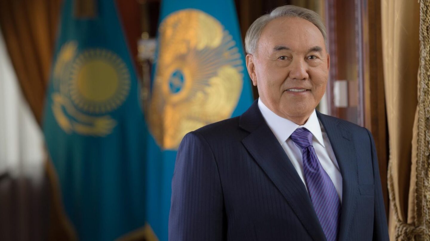 Вместо силы: о чём молчит Алия Назарбаева и говорит её стиль | 98mag