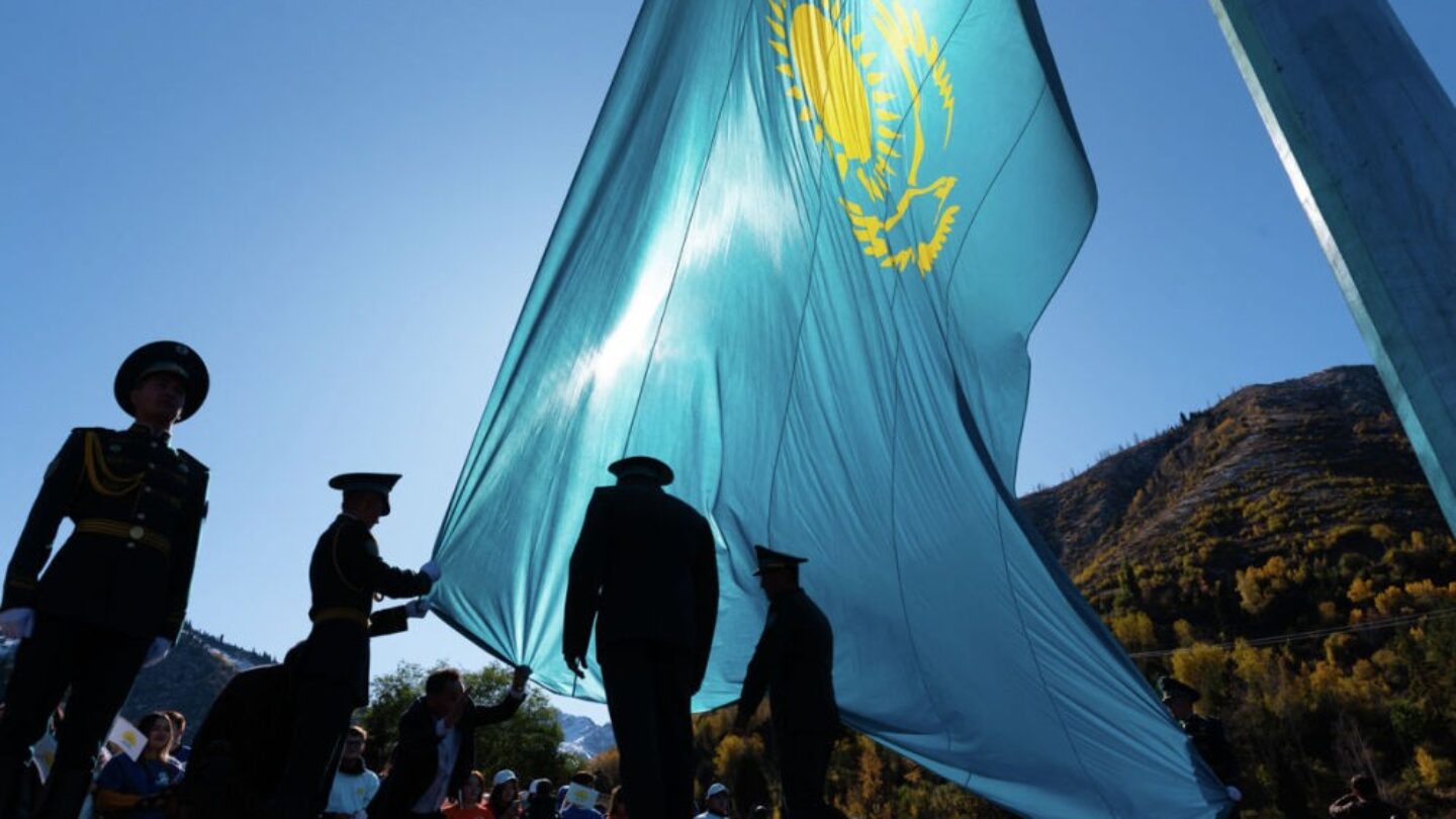Возможность в независимости. Самый большой флаг Казахстана. День независимости Казахстана флажки. Флагшток в Казахстане самый высокий. Флаг независимости.