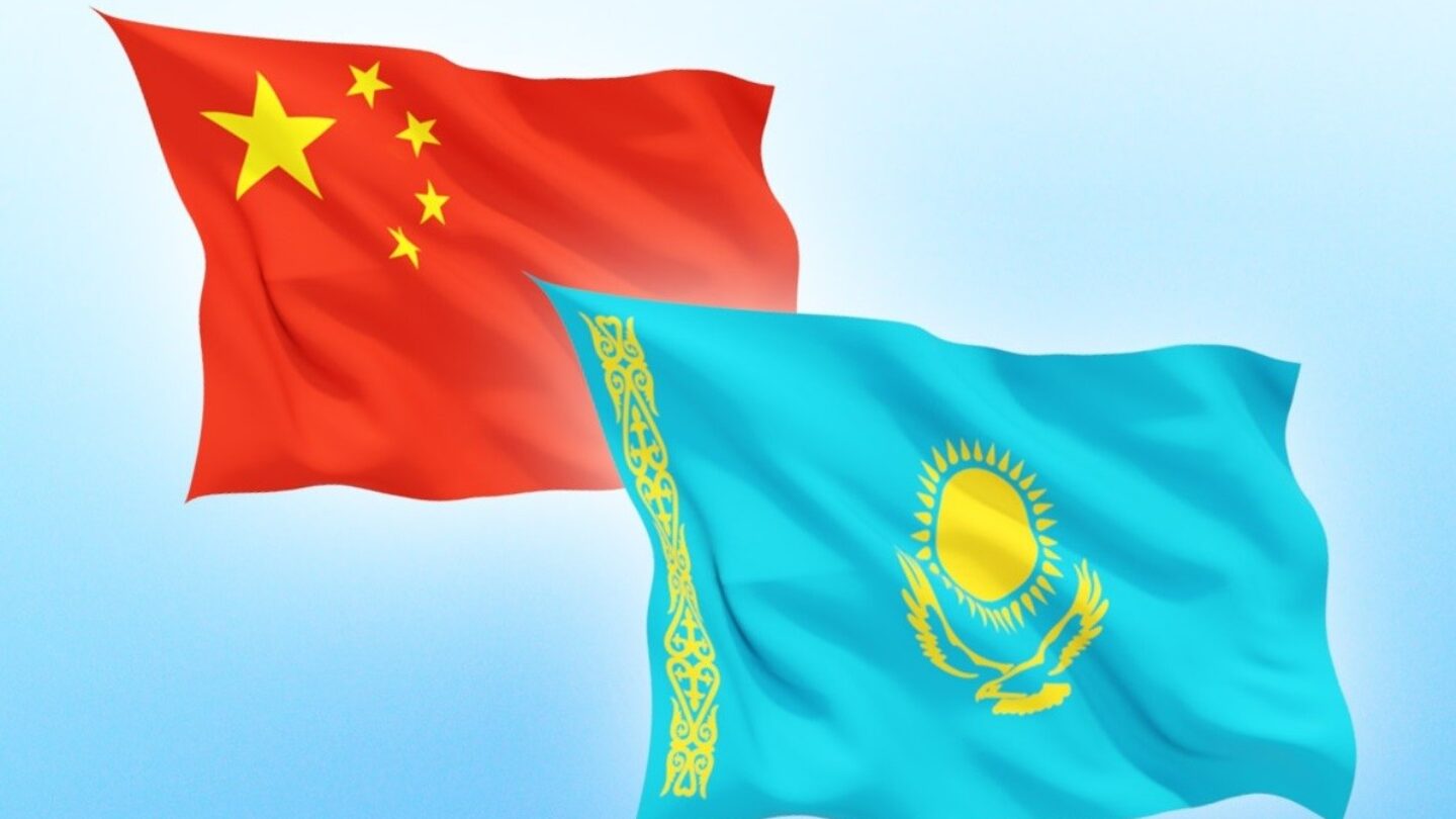 Чем важен казахстан. Флаг Китая и Казахстана. Флаг China Kazakhstan. Китай Казахстан Россия флаги. Кит Казахстан.