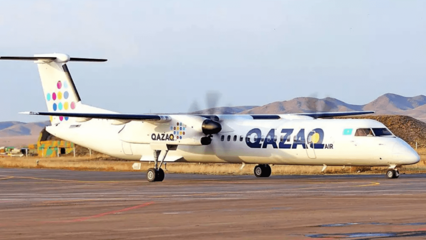 Qazaq Air самолеты. Казахская авиакомпания Qazaq Air. Самолет Bombardier q400 Qazaq. DHC 8-400 Qazaq Air.