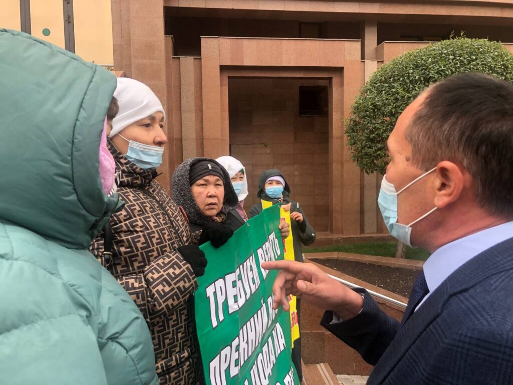 Митингующие у минтруда требовали снизить пенсионный возраст для женщин