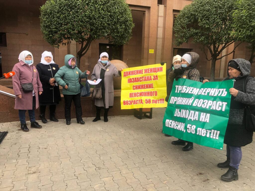 Митингующие у минтруда требовали снизить пенсионный возраст для женщин